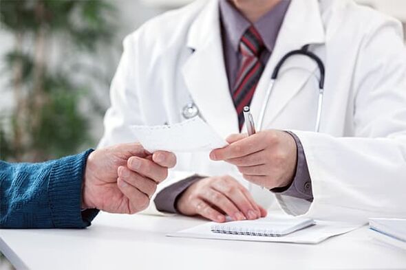 el médico da consejos sobre el tratamiento de la prostatitis